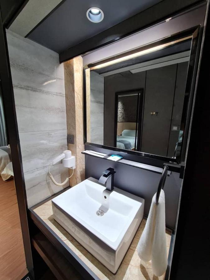 Extreme Boutique Hotel Клуанг Экстерьер фото